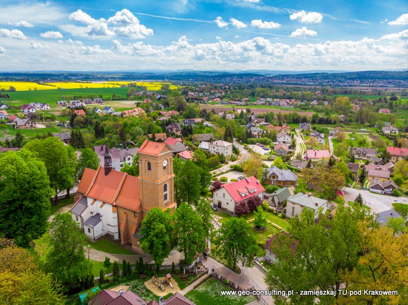 Bolechowice - widok na Kościół i centrum miejscowości
